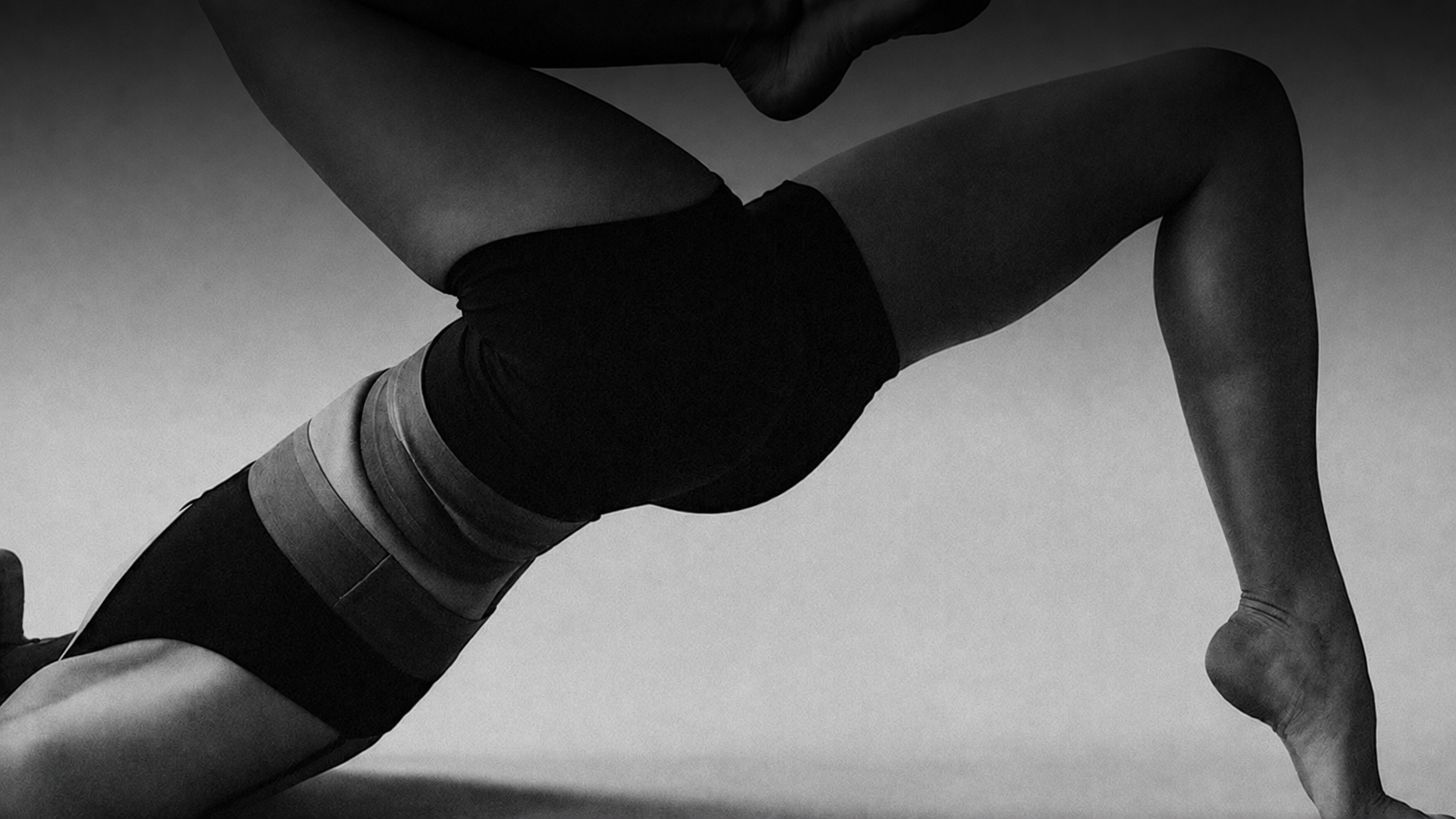 Silhouette élégante en posture Pilates, noir et blanc